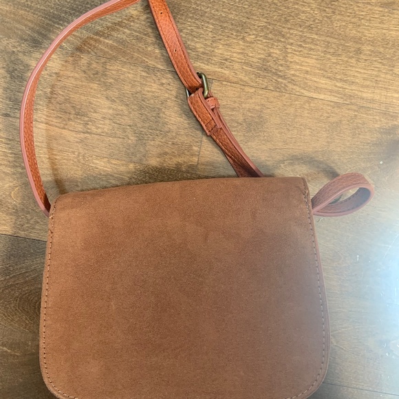 American Eagle Tan Purse with Tassle in Front - Picture 3 of 3